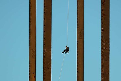 The "ex-military'" protester abseils down after staging his Harbour Bridge protest.